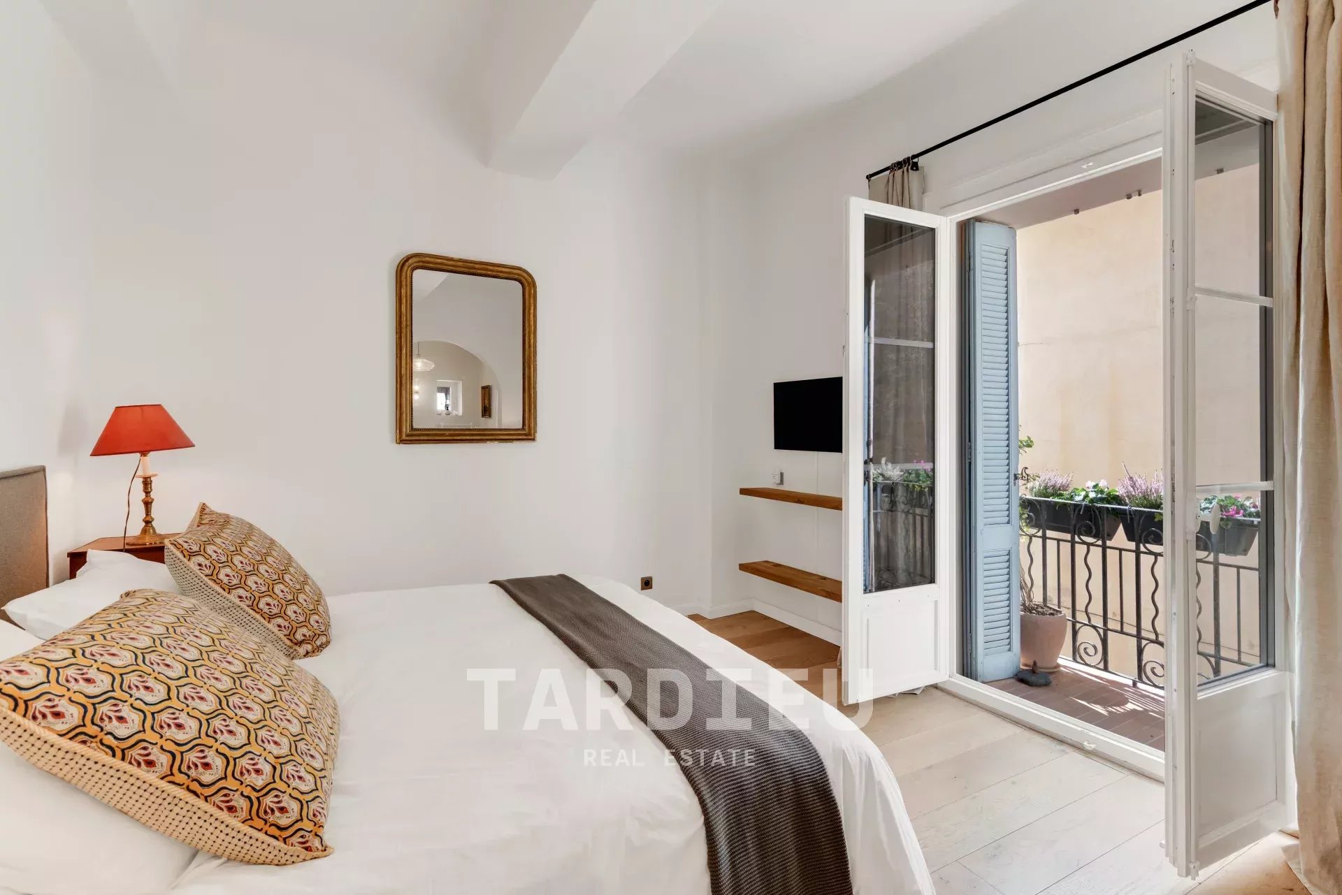 Duplex rénové, centre ancien village