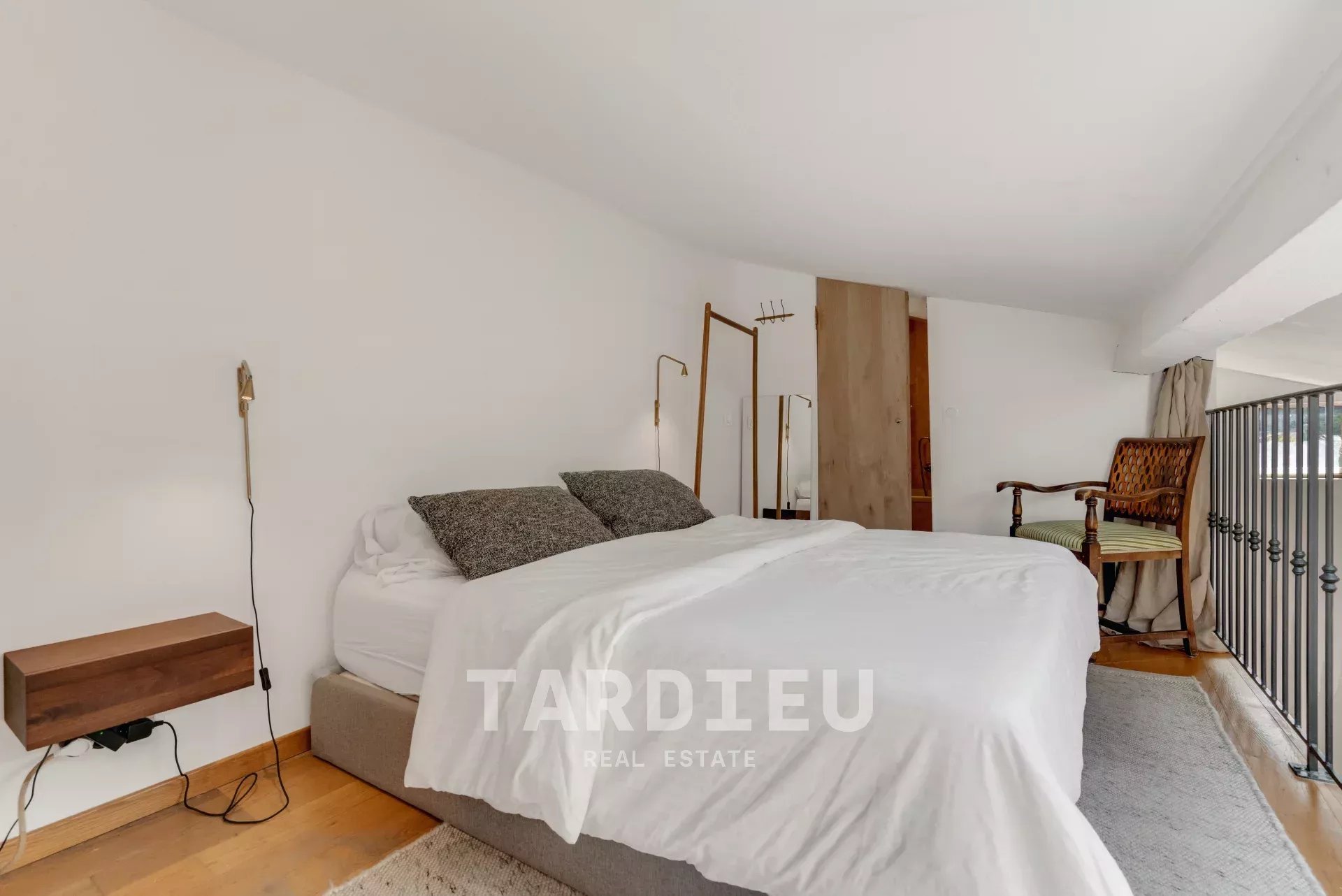 Duplex rénové, centre ancien village