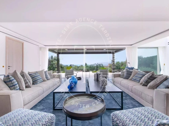 Villa d'Exception avec Vue Panoramique sur la Mer