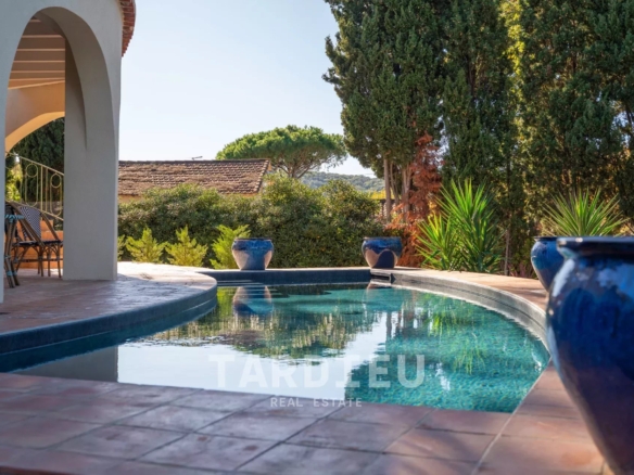 À vendre – Propriété rare à quelques minutes à pied du centre de Saint-Tropez et des plages