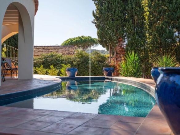 À vendre – Propriété rare à quelques minutes à pied du centre de Saint-Tropez et des plages