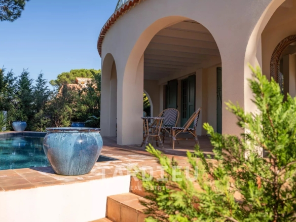 À vendre – Propriété rare à quelques minutes à pied du centre de Saint-Tropez et des plages