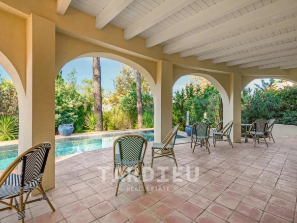 À vendre – Propriété rare à quelques minutes à pied du centre de Saint-Tropez et des plages