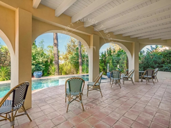 À vendre – Propriété rare à quelques minutes à pied du centre de Saint-Tropez et des plages