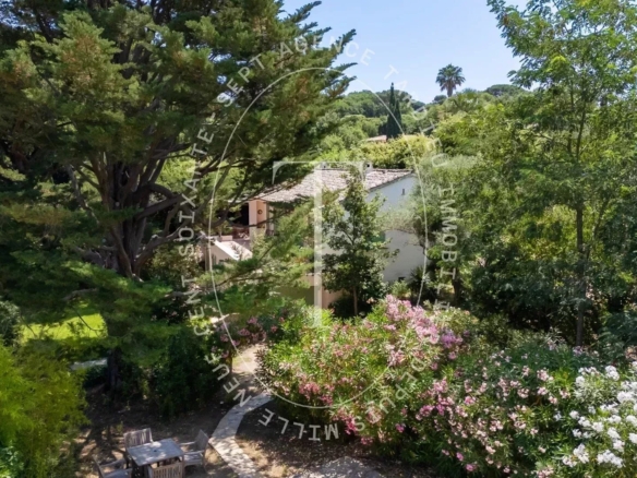 Villa Saint-Tropez, centre, cadre préservé