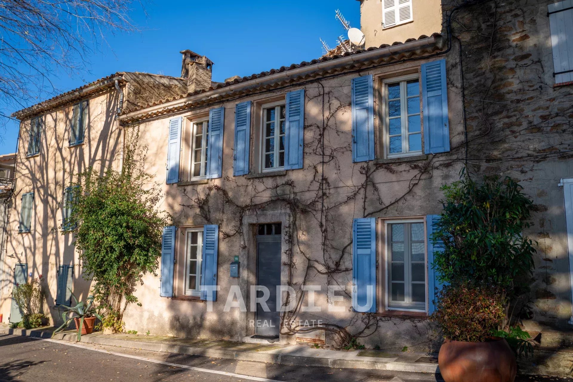 Maison de village - vue dégagée