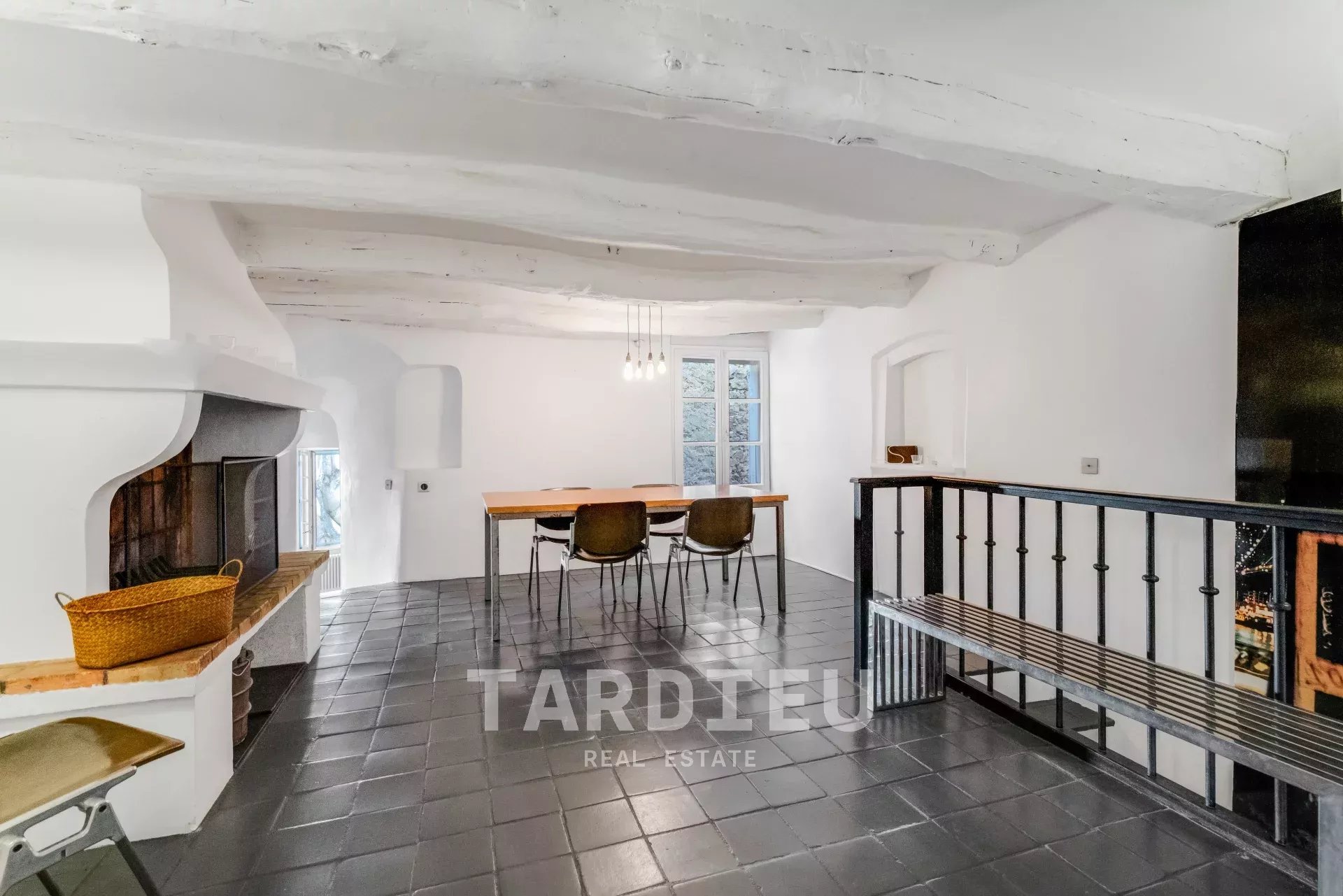 Maison de village - vue dégagée