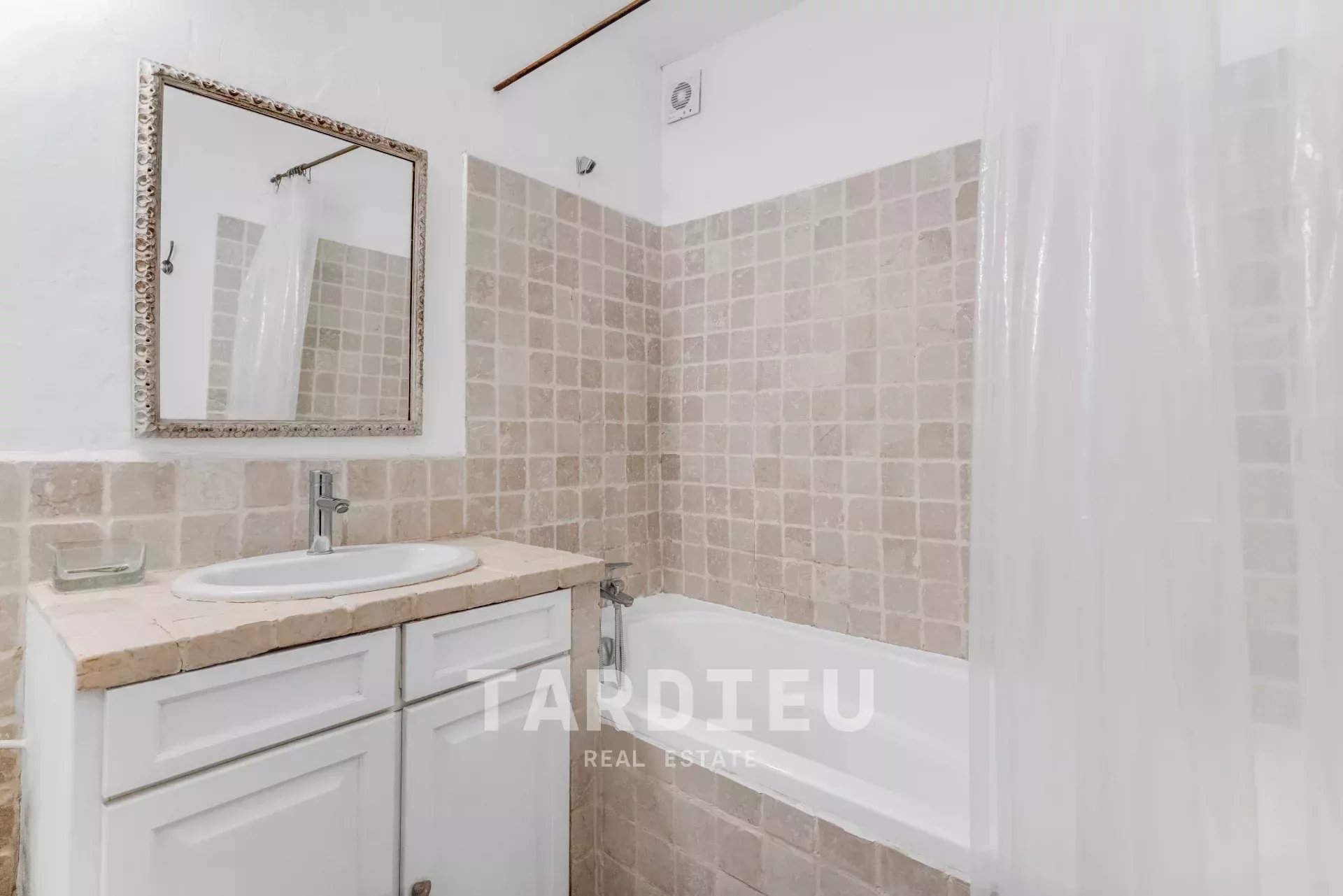 Maison de village - vue dégagée