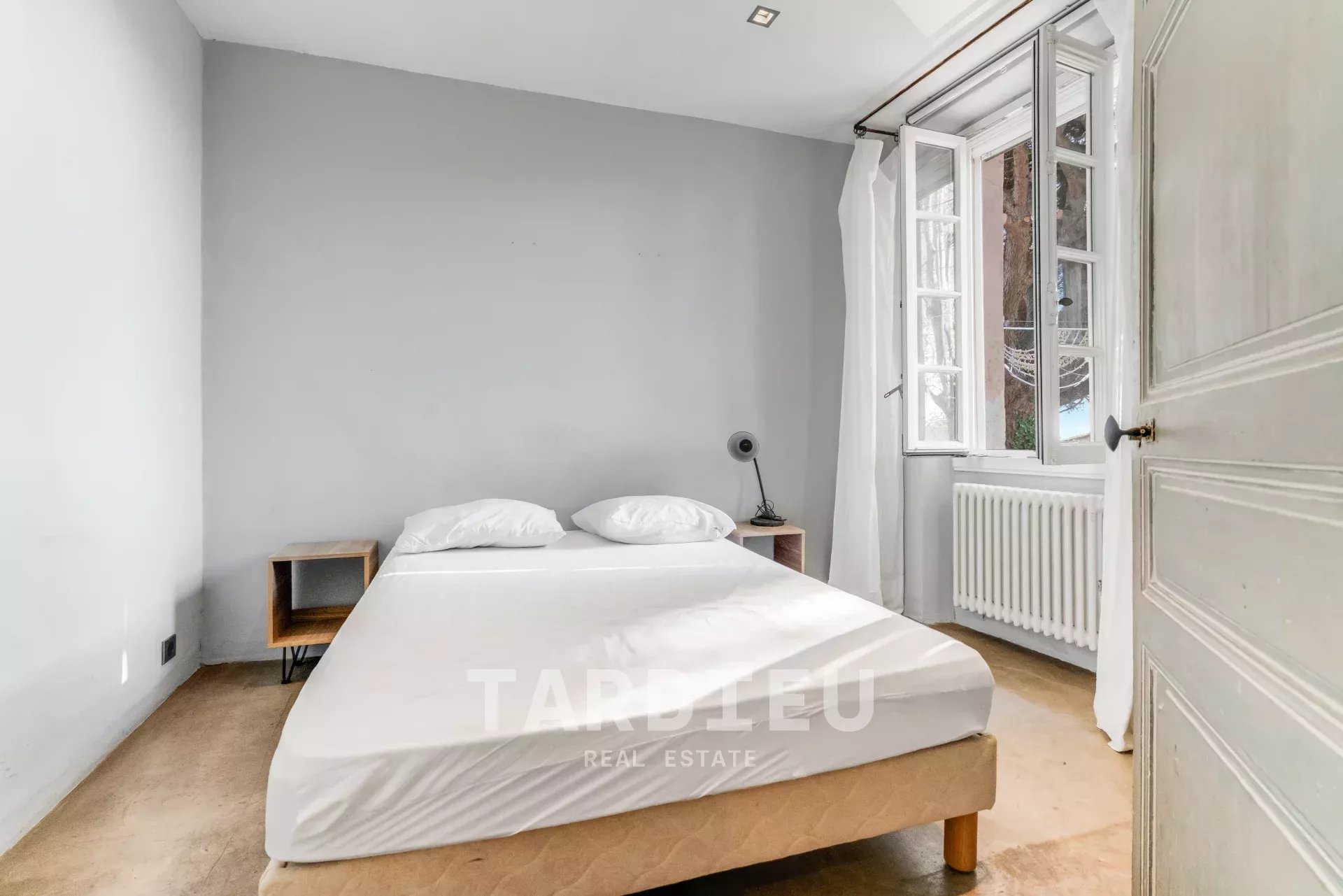 Maison de village - vue dégagée