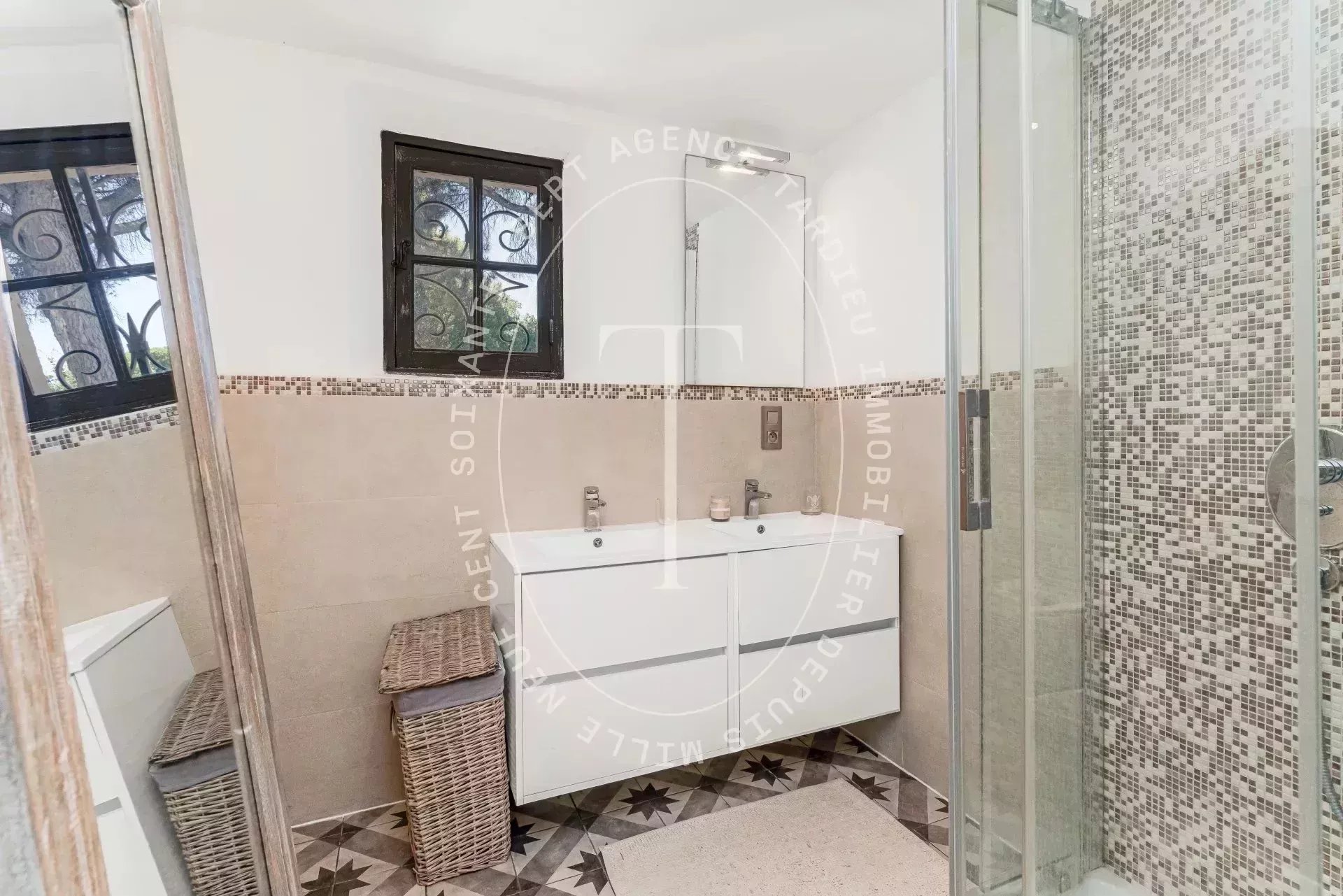 Gassin : Villa avec vue panoramique sur colline