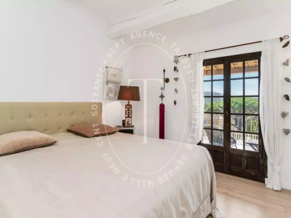 Gassin : Villa avec vue panoramique sur colline