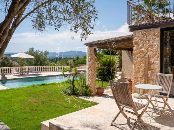 Gassin : Villa avec vue panoramique sur colline