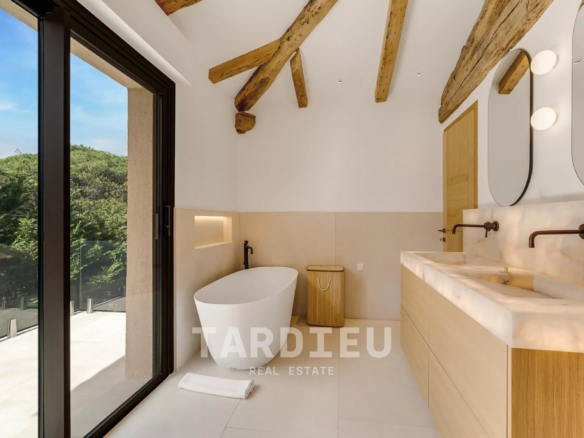 RAMATUELLE - VILLA ELEGANTE A QUELQUES PAS DU CLUB 55