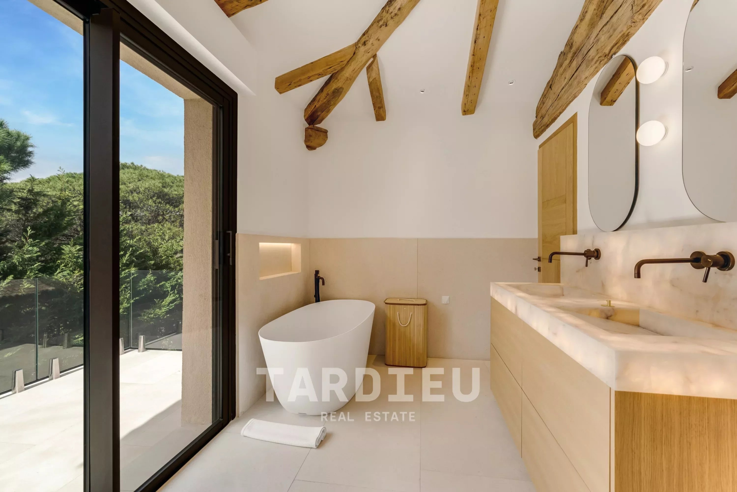 RAMATUELLE - VILLA ELEGANTE A QUELQUES PAS DU CLUB 55