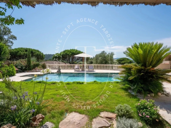 Gassin : Villa avec vue panoramique sur colline