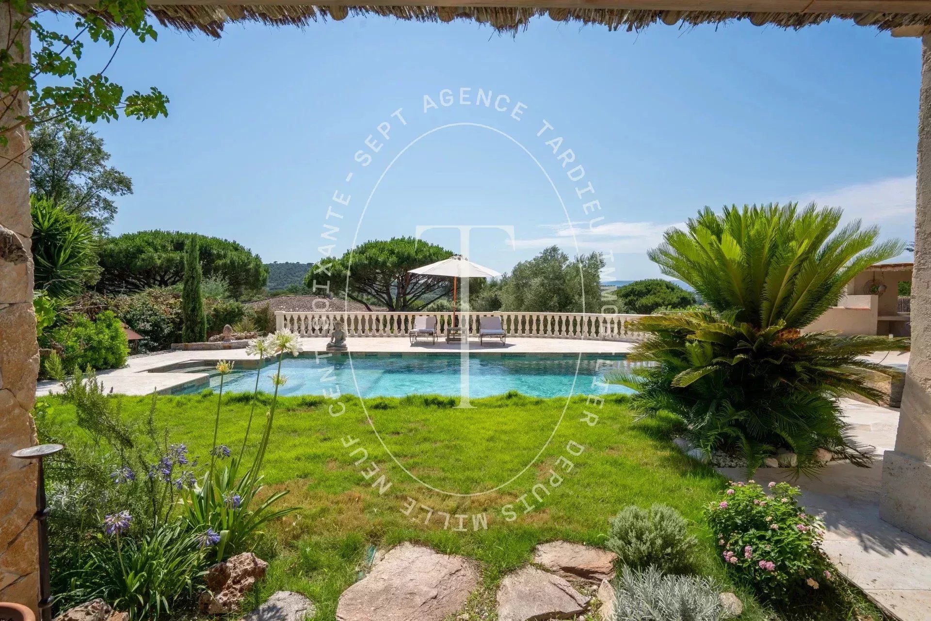 Gassin : Villa avec vue panoramique sur colline