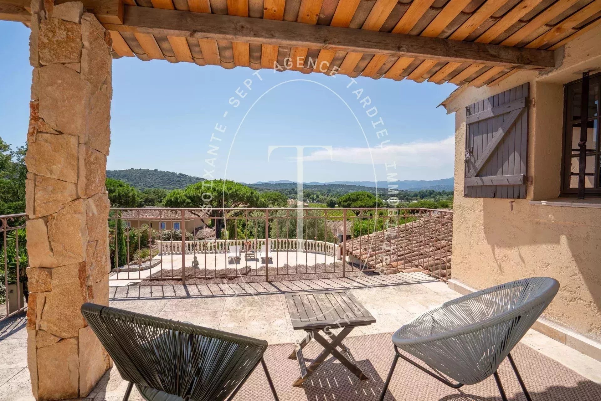 Gassin : Villa avec vue panoramique sur colline