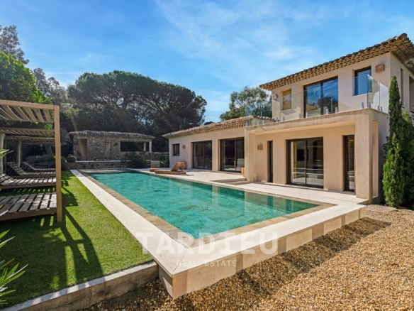 RAMATUELLE - VILLA ELEGANTE A QUELQUES PAS DU CLUB 55