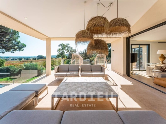 Villa avec vue dégagée sur les vignes et la mer