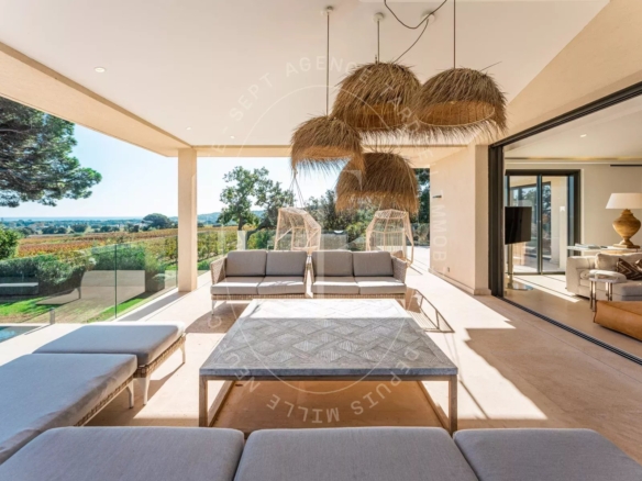 Villa avec vue dégagée sur les vignes et la mer