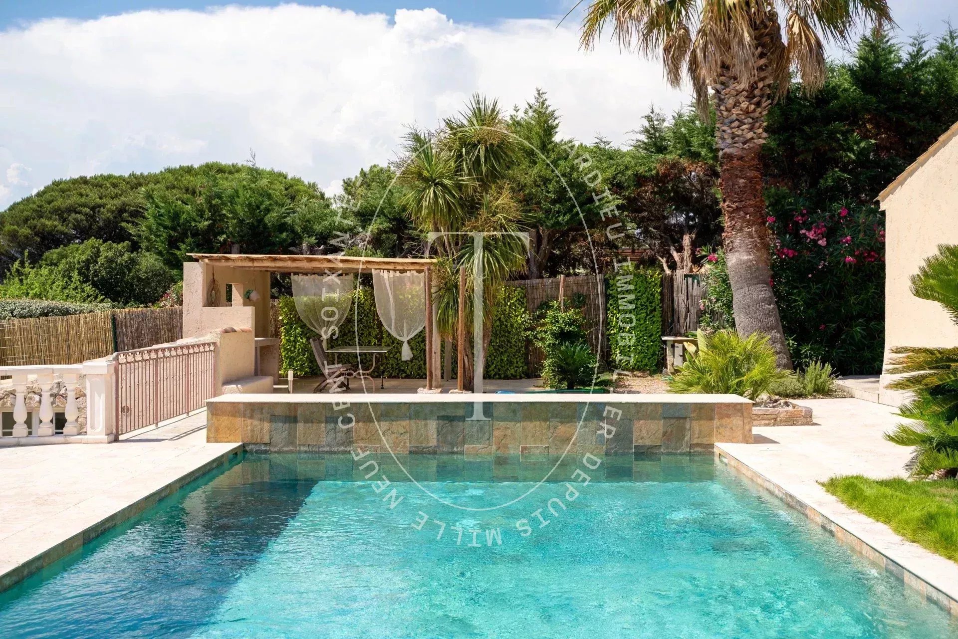 Gassin : Villa avec vue panoramique sur colline