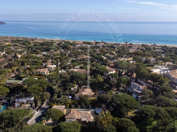 RAMATUELLE - VILLA ELEGANTE A QUELQUES PAS DU CLUB 55