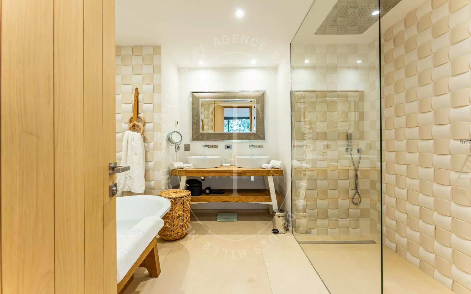 Villa avec vue dégagée sur les vignes et la mer