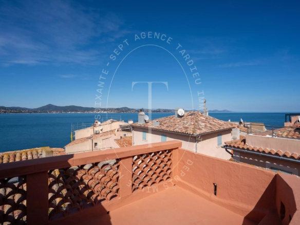 EXCLUSIVITE - APPARTEMENT AVEC TERRASSE ET VUE MER PANORAMIQUE - SAINT TROPEZ