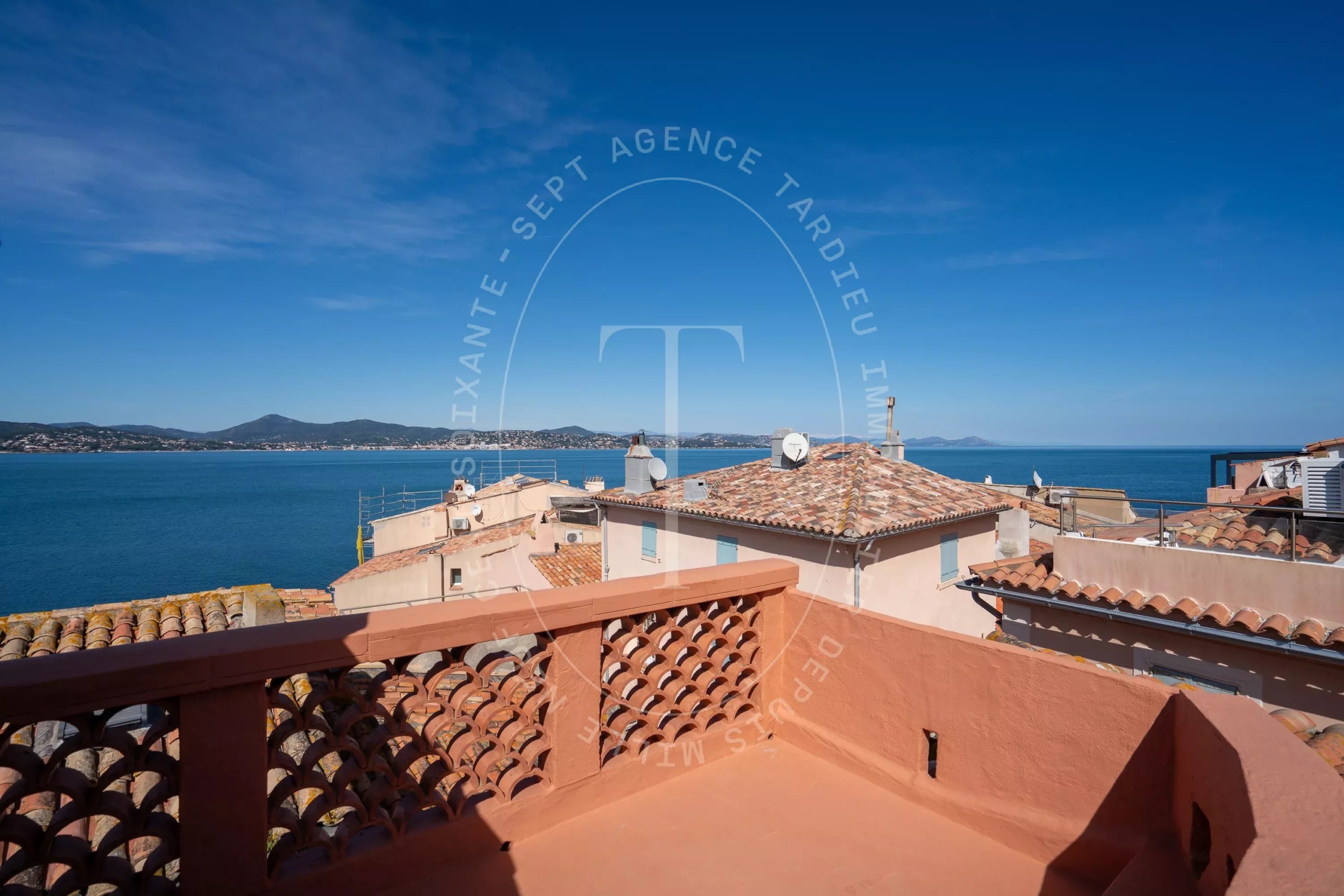 EXCLUSIVITE - APPARTEMENT AVEC TERRASSE ET VUE MER PANORAMIQUE - SAINT TROPEZ