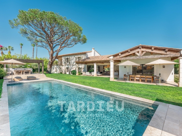 Villa contemporaine avec piscine, centre accessible