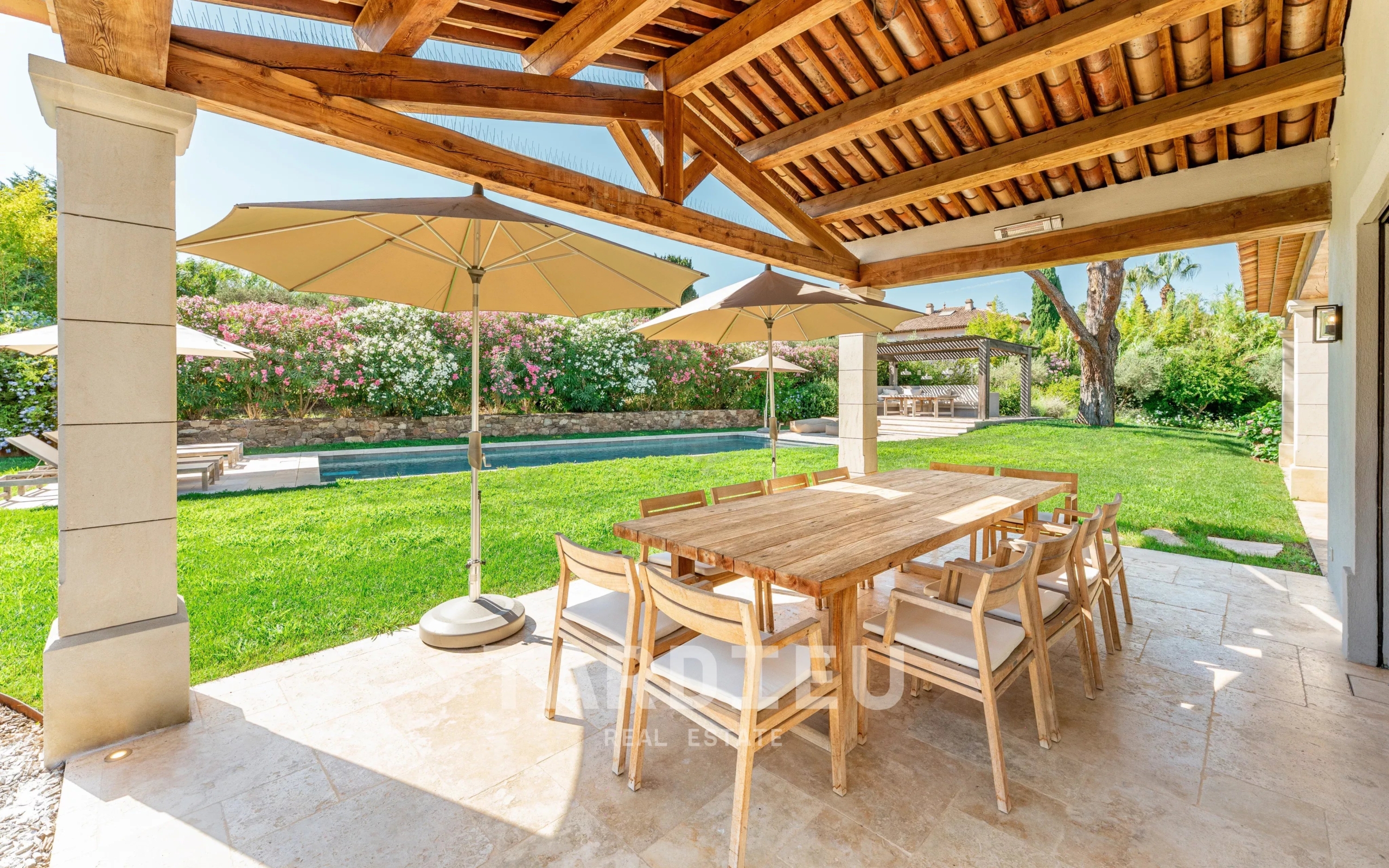 Villa contemporaine avec piscine, centre accessible