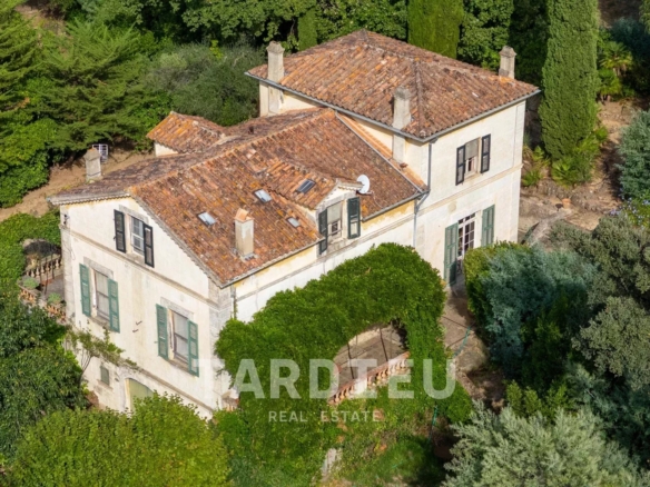 Saint-Tropez : Bâtisses de caractère au cœur