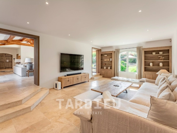 Villa contemporaine avec piscine, centre accessible