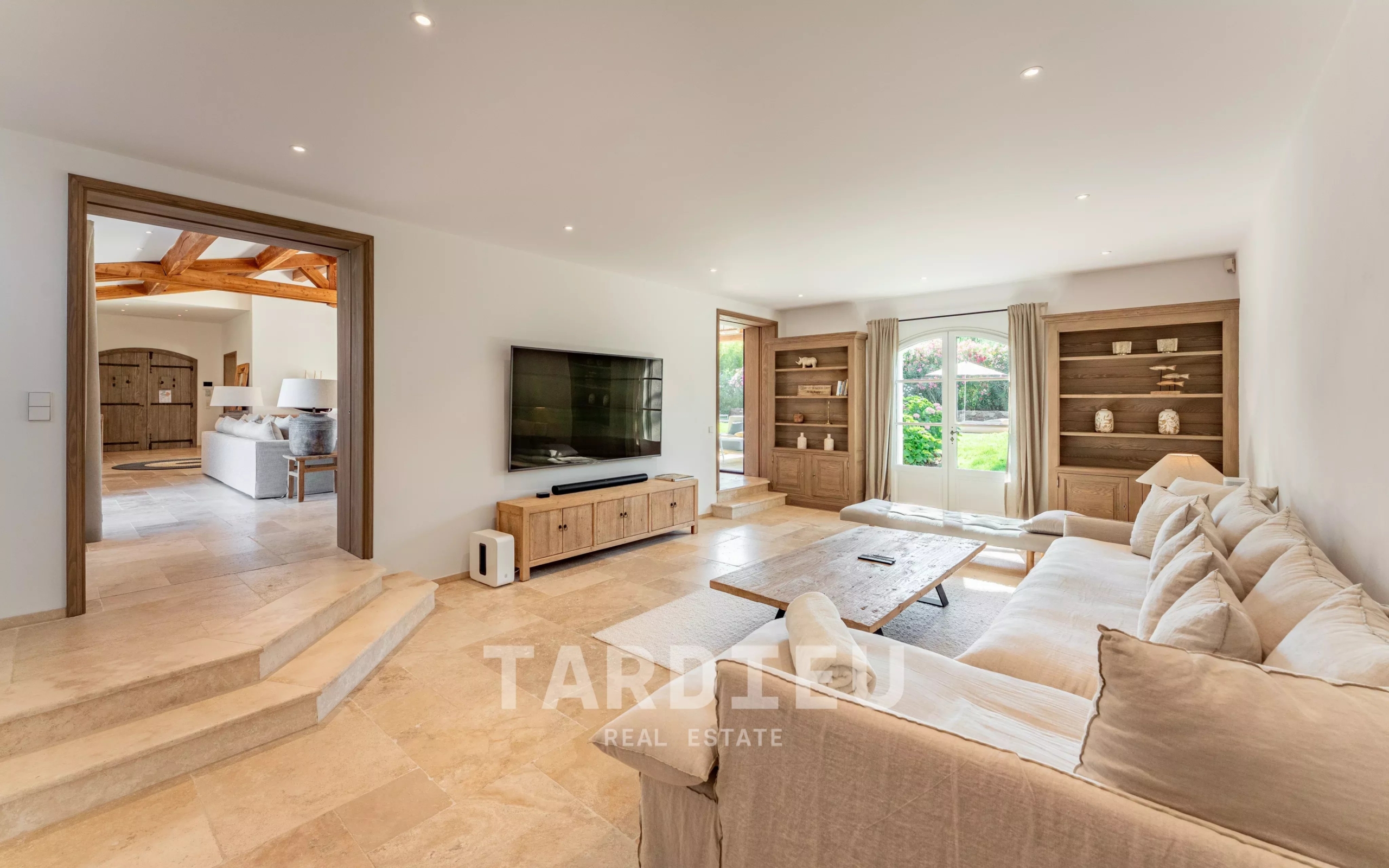 Villa contemporaine avec piscine, centre accessible