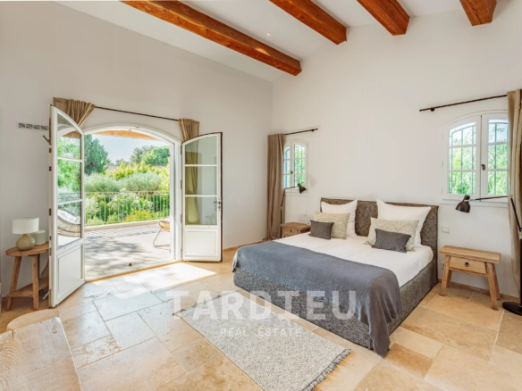 Villa contemporaine avec piscine, centre accessible