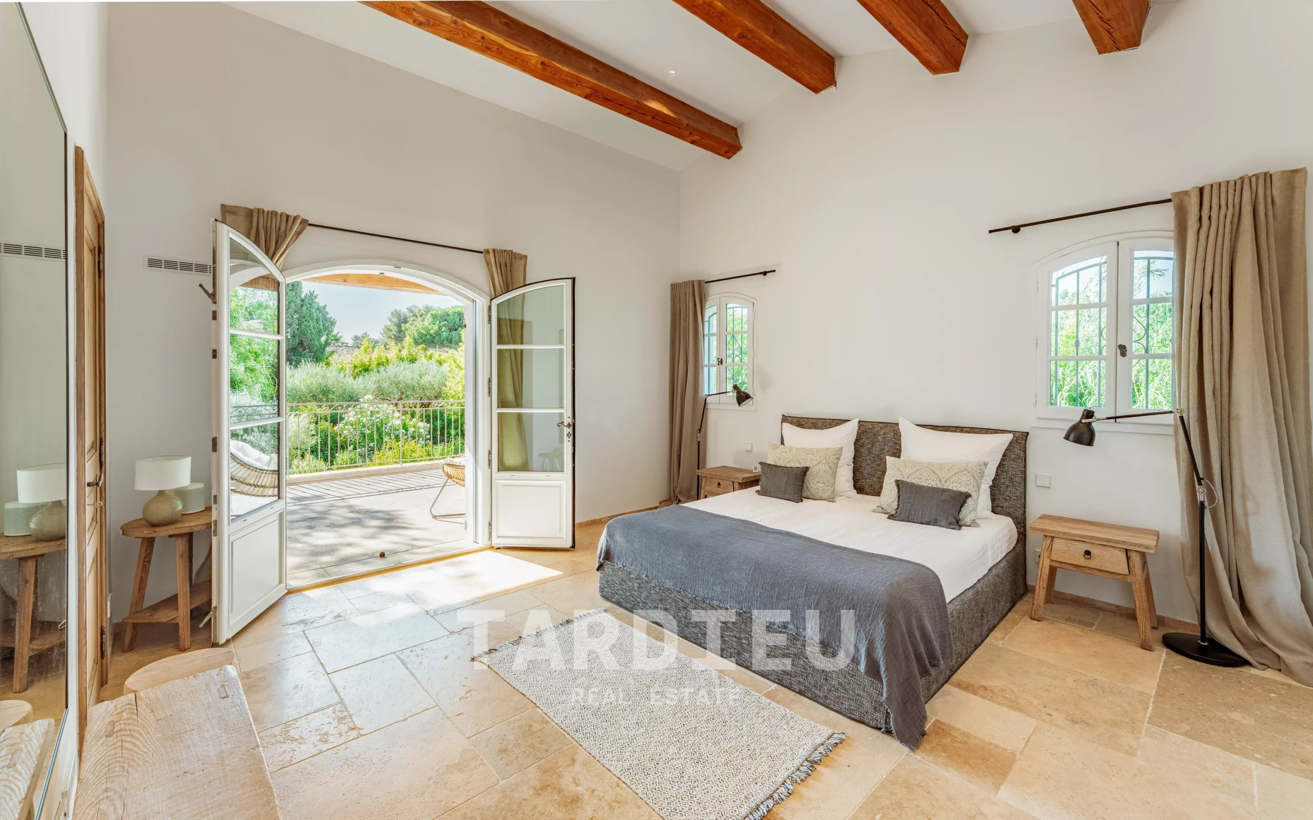 Villa contemporaine avec piscine, centre accessible