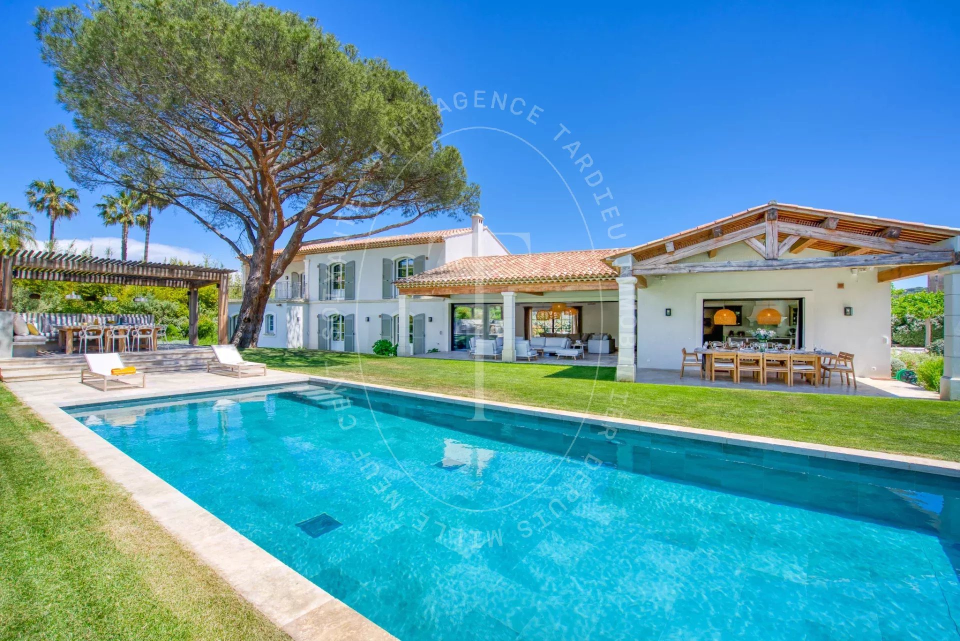 Villa contemporaine avec piscine proche centre ville