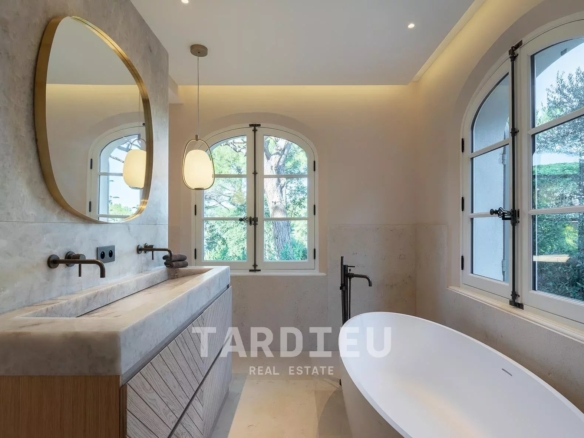 VILLA NEO PROVENCALE - SALINS SAINT -TROPEZ