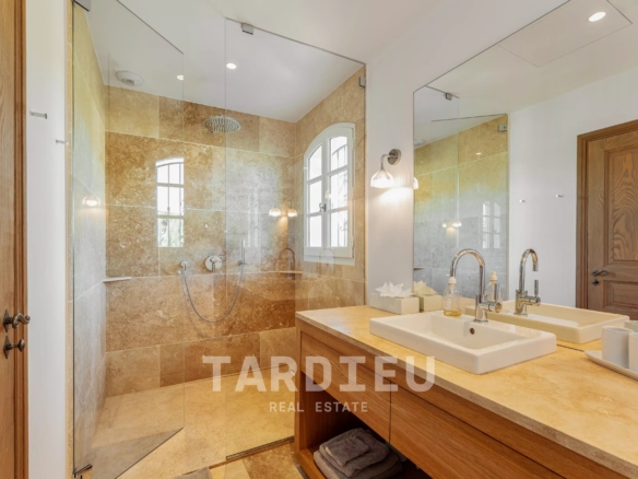 Villa contemporaine avec piscine, centre accessible