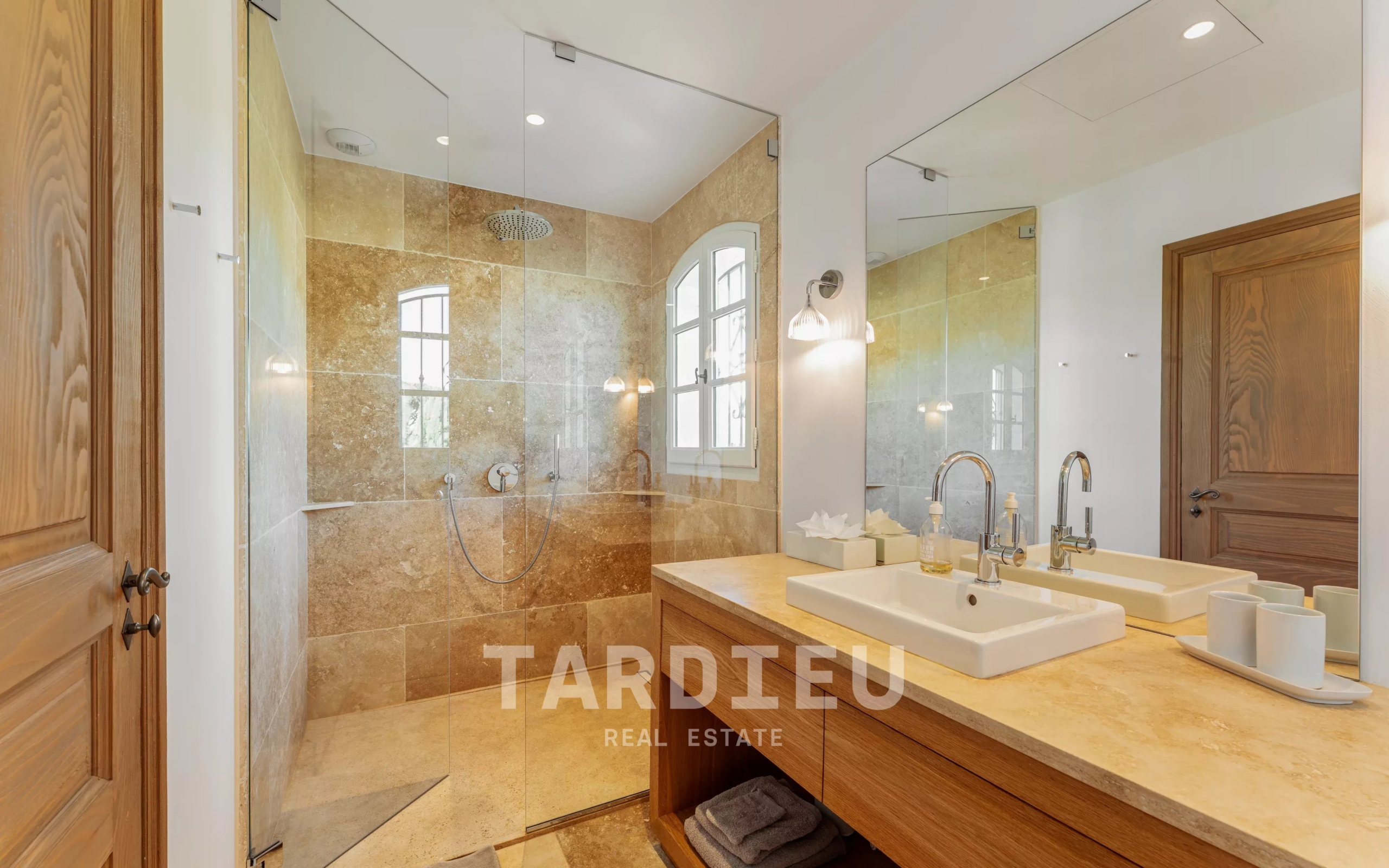 Villa contemporaine avec piscine, centre accessible