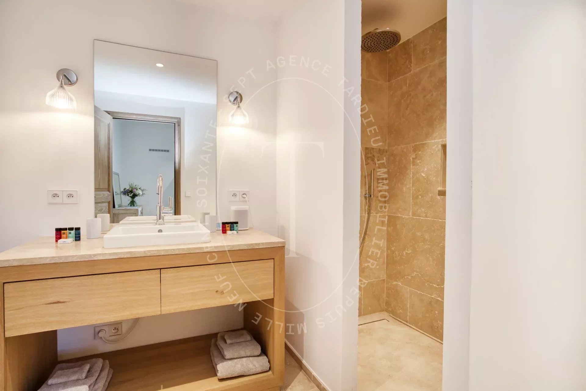 Villa contemporaine avec piscine proche centre ville