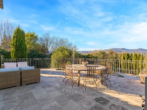 Villa 5 chambres avec vue dégagée - Cogolin