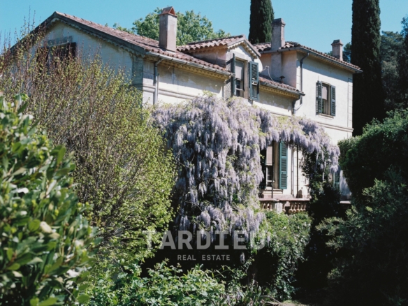 Saint-Tropez : Bâtisses de caractère au cœur
