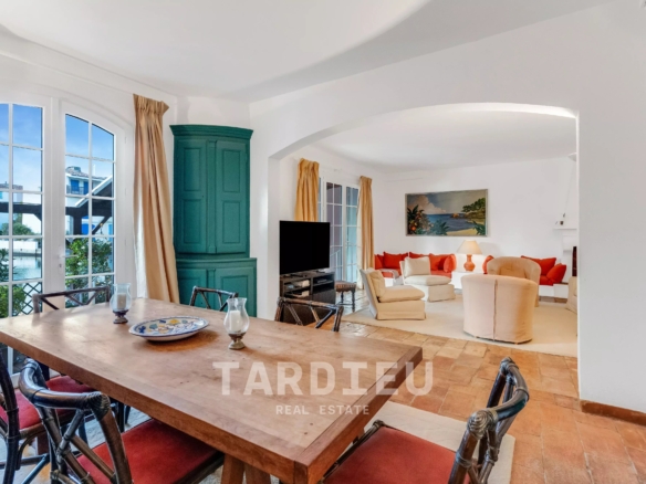 Maison de maître avec amarrage