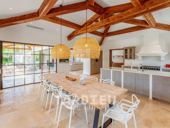 Villa contemporaine avec piscine, centre accessible
