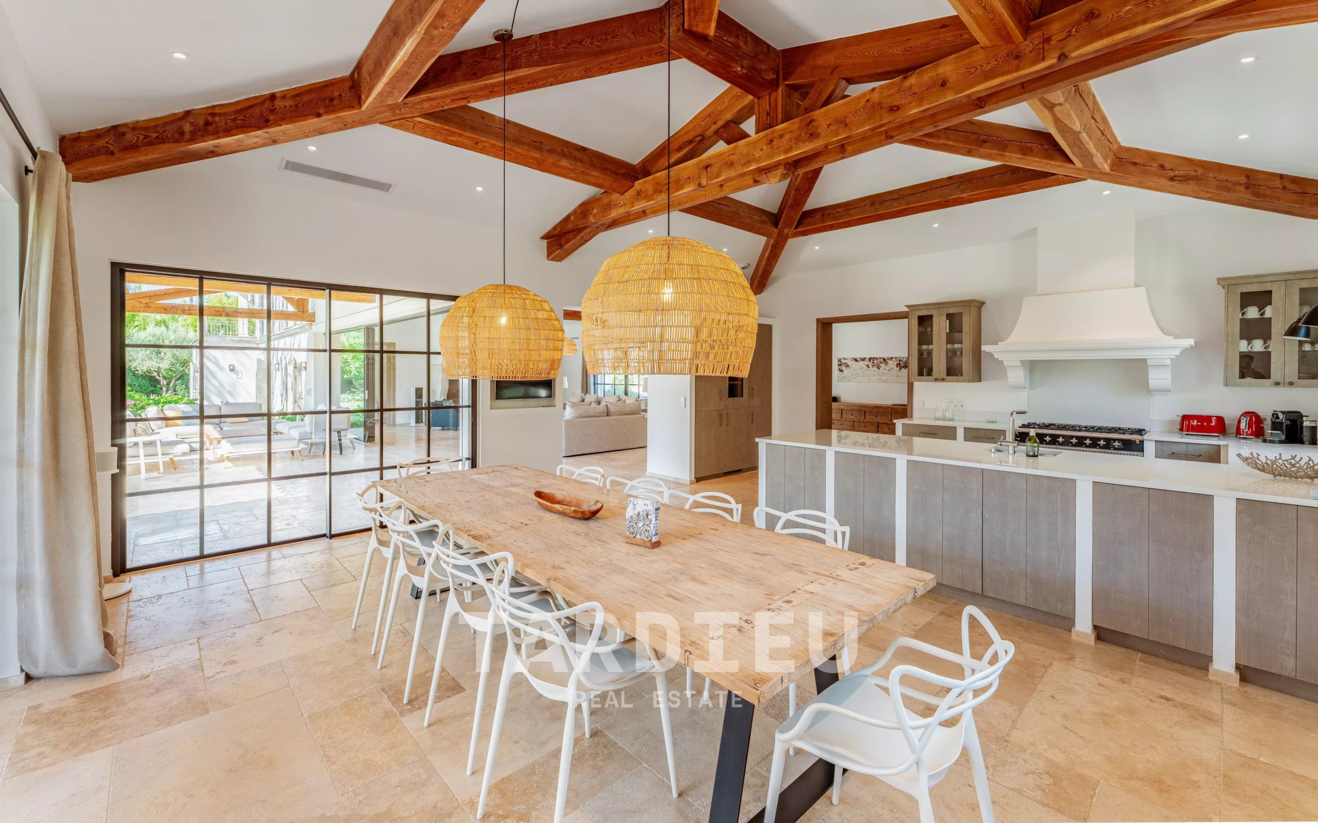 Villa contemporaine avec piscine, centre accessible