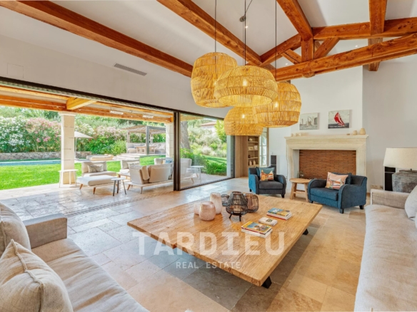 Villa contemporaine avec piscine, centre accessible