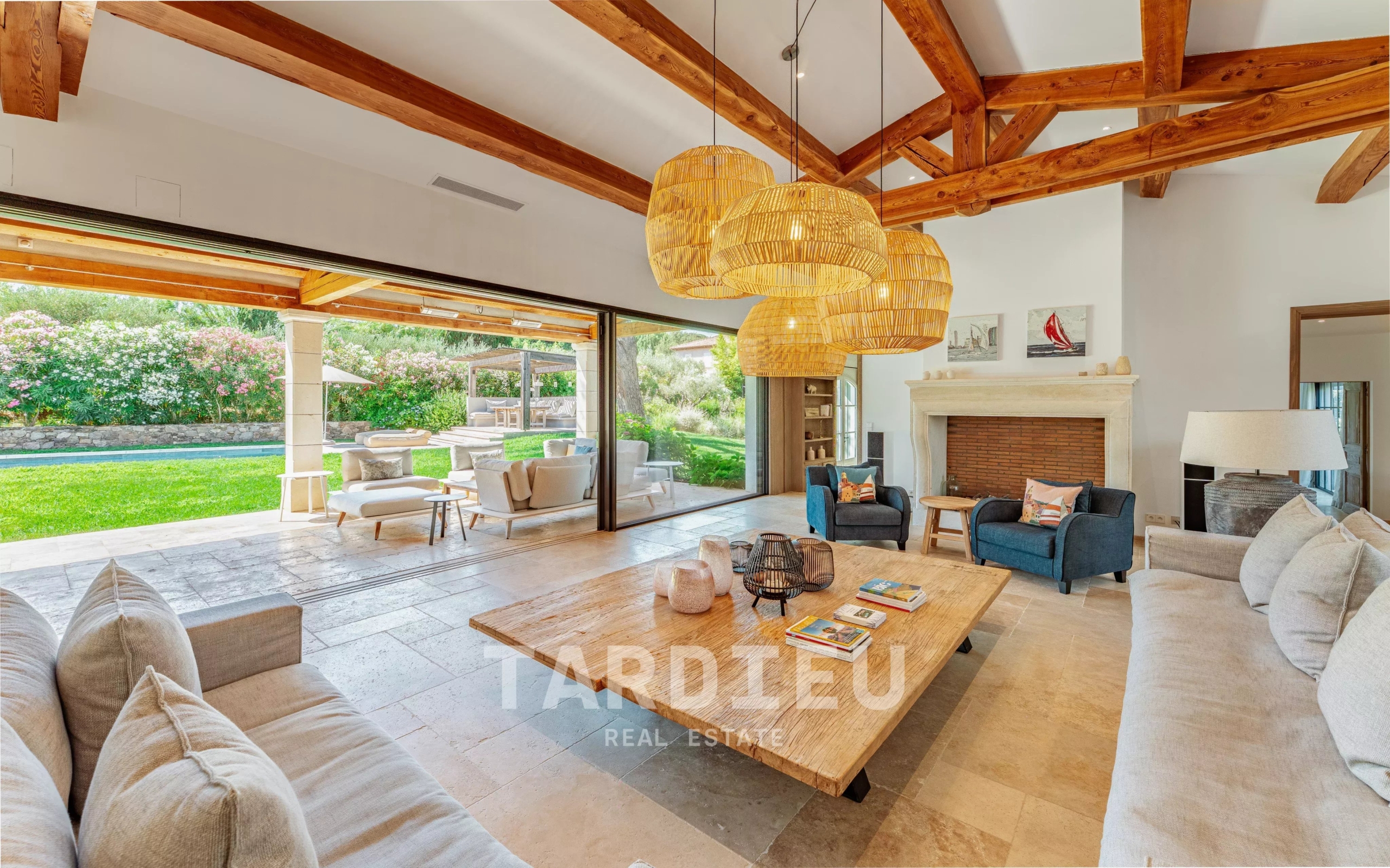 Villa contemporaine avec piscine, centre accessible