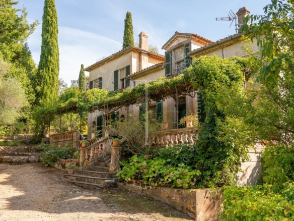 Saint-Tropez : Bâtisses de caractère au cœur