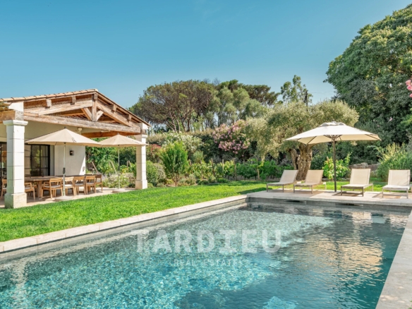 Villa contemporaine avec piscine, centre accessible
